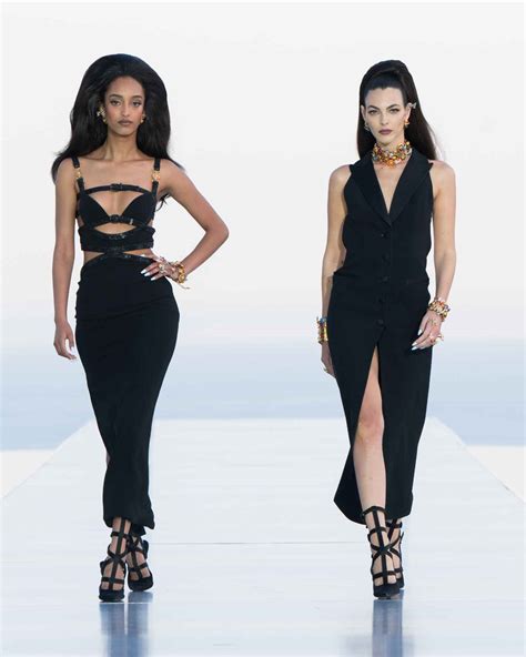 versace sfilata cannes|La sfilata di Versace e Dua Lipa a Cannes 2023 .